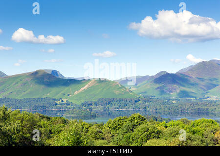 Blick vom Castlerigg Hall Keswick Seenplatte Cumbria, Derwent Water und Catbells Berge und Fells an einem Sommertag Stockfoto