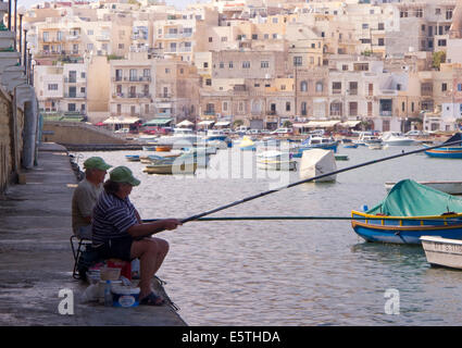 Zwei Männer angeln, Marsaskala, Malta, Mittelmeer, Europa Stockfoto