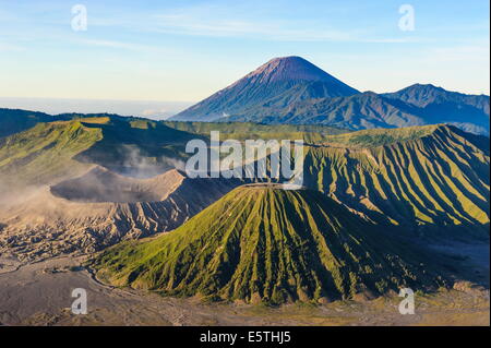 Mount Bromo Vulkankrater bei Sonnenaufgang, Bromo-Tengger-Semeru-Nationalpark, Java, Indonesien, Südostasien, Asien Stockfoto