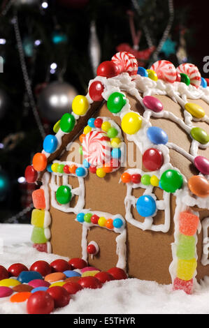 Schöne Weihnachts-Tabelle Einstellung vor Weihnachten Baum, mit einem Lebkuchenhaus mit Zuckerguss und Süßigkeiten Süßigkeiten gemacht. Stockfoto