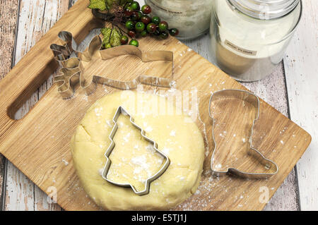 Backen hausgemachte Weihnachten Shortbread Cookies Kekse in Glocken, Rentiere, Santa Boot und Baum Formen Teig mit Ausstechformen. Stockfoto