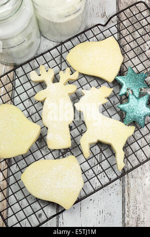 Backen hausgemachte Weihnachten Shortbread Cookies Kekse in Glocken, Rentiere, Santa Boot und Baum-Formen. Stockfoto