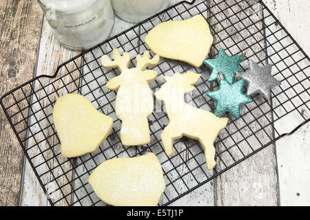 Backen hausgemachte Weihnachten Shortbread Cookies Kekse in Glocken, Rentiere, Santa Boot und Baum Formen auf Backrost. Stockfoto