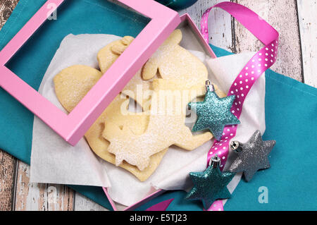 Backen hausgemachte Weihnachten Shortbread Cookies Kekse in Glocken, Rentiere, Santa Boot und Baum-Formen, in Geschenkbox. Stockfoto