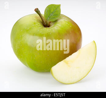 FRISCHE BRAMLEY-ÄPFEL MIT SCHEIBE Stockfoto