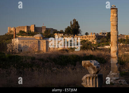 Artemis-Tempel Hintergrund St. John Basilica und Isa Bey Moschee Selçuk Türkei Stockfoto