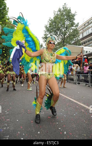 Notting Hill Carnival Teilnehmer Kostüme tragen traditionelle Caribbean Stockfoto