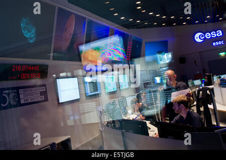 Darmstadt, Deutschland. 6. August 2014. Experten folgen die Flugbahn des Roboter-Raumsonde "Rosetta" in der ESA-Kontrollzentrum in Darmstadt, Deutschland, 6. August 2014 (Bild genommen durch A Glas Fenster die reflektiert COMPUTERBILDSCHIRME). Rosetta wird der Komet 67 P erreichen/Churyumov? Gerasimenko "im Laufe des Tages nach zehn Jahren fliegen durch den Raum. Rosetta, die Umlaufbahn des Kometen beginnt das spannende Finale der eine etwa 6 Milliarden km Reise zum Kometen, die sich mit der Raumsonde, die Landung auf dem Kometen münden soll. Foto: BORIS ROESSLER/DPA/Alamy Live-Nachrichten Stockfoto