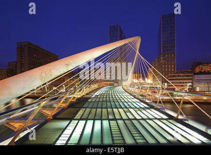 Die Zubizuri Brücke (weiße Brücke), auch genannt die Campo Volantin Brücke über den Fluss Nervion, Bilbao, Spanien Stockfoto