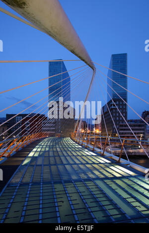 Die Zubizuri Brücke (weiße Brücke), auch genannt die Campo Volantin Brücke über den Fluss Nervion, Bilbao, Spanien Stockfoto