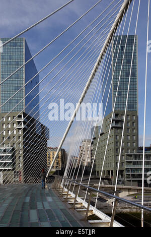 Die Zubizuri Brücke (weiße Brücke), auch genannt die Campo Volantin Brücke über den Fluss Nervion, Bilbao, Spanien Stockfoto