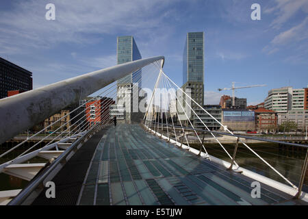 Die Zubizuri Brücke (weiße Brücke), auch genannt die Campo Volantin Brücke über den Fluss Nervion, Bilbao, Spanien Stockfoto