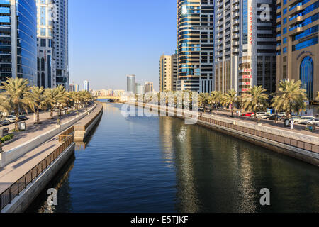 Sharjah, VAE - Oktober 28, 2013: moderne Gebäude in Sharjah. Es ist das am meisten industrialisierte Emirat in den Vereinigten Arabischen Emiraten. Stockfoto