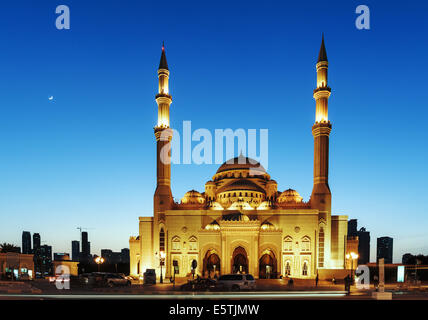 Moschee bei Sonnenaufgang in Sharjah, Vereinigte Arabische Emirate Stockfoto