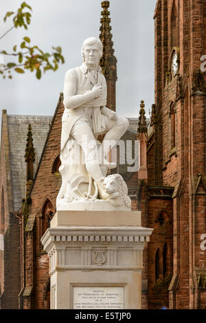 Statue von Robert Burns mit Greyfriars Kirche im Hintergrund, Dumfries, Dumfries and Galloway, Schottland. Stockfoto