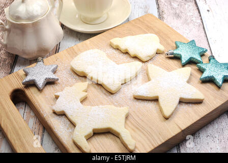 Hausgemachte Weihnachtskekse Shortbread Keks Rentier und festliche Formen mit einer Tasse Tee Stockfoto