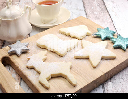 Hausgemachte Weihnachtskekse Shortbread Keks Rentier und festliche Formen mit einer Tasse Tee Stockfoto