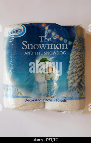 Der Schneemann und die Snowdog dekoriert Küchentücher isoliert auf weißem Hintergrund Stockfoto