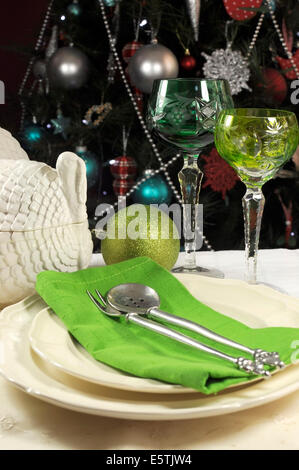 Schöne Weihnachten Tischdekoration vor Weihnachten Baum mit grünen Kristall Weinkelch Gläser und Türkei Terrine. Stockfoto