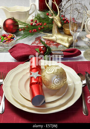 Moderne und stilvolle Weihnachten Abendessen Tischdekoration einschließlich Teller, Gläser und Tischsets, Bonbons und Weihnachtsschmuck. Stockfoto