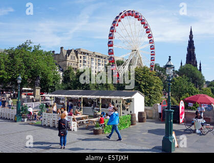 Ferris großen Festival Rad Osten Princes Street Gardens Edinburgh Schottland mit Food-Kette auf The Mound beim Edinburgh Festival Stockfoto