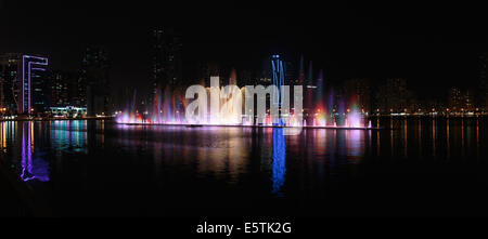 SHARJAH, Vereinigte Arabische Emirate - 29. Oktober 2013: Musikalische Brunnen-Show. Die Sharjah-Brunnen ist einer der größten Brunnen in der Region. Stockfoto