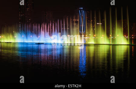 SHARJAH, Vereinigte Arabische Emirate - 29. Oktober 2013: Musikalische Brunnen-Show. Die Sharjah-Brunnen ist einer der größten Brunnen in der Region. Stockfoto