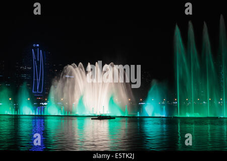 SHARJAH, Vereinigte Arabische Emirate - 29. Oktober 2013: Musikalische Brunnen-Show. Die Sharjah-Brunnen ist einer der größten Brunnen in der Region. Stockfoto