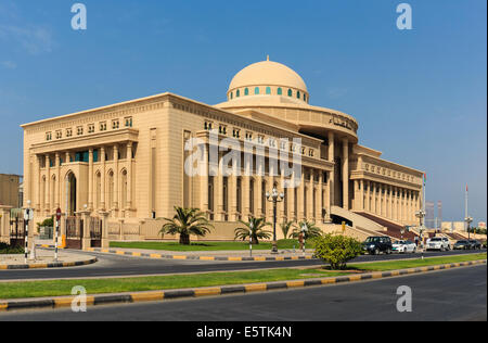 SHARJAH, Vereinigte Arabische Emirate - 29. Oktober 2013: Sharjah Gericht. Haus der Gerechtigkeit In Sharjah Stockfoto