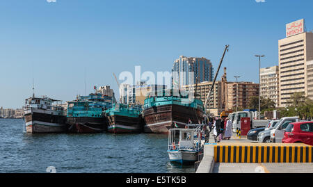 DUBAI, Vereinigte Arabische Emirate-Oktober 30: Schiff in Port Saeed am 30. November 2013 in Dubai, VAE. Die ältesten kommerziellen Hafen von Dubai Stockfoto