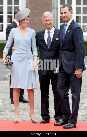 Lüttich, Belgien. 4. August 2014. Spanish King Felipe (R) wird vom König Philippe und Königin Mathilde von Belgien begrüßt, als er bei der Abtei von St Lawrence an der Gedenkfeier zum 100. Jahrestag des Ausbruchs des ersten Weltkrieges, in Lüttich, Belgien, 4. August 2014 ankommt. Foto: Patrick van Katwijk/Niederlande und Frankreich aus - kein Draht-SERVICE-/ Dpa/Alamy Live News Stockfoto