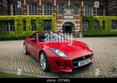 Journalist Robert Crampton Testfahrten der neuen Jaguar F-Type Mietwagen in Hull, East Yorkshire. Stockfoto