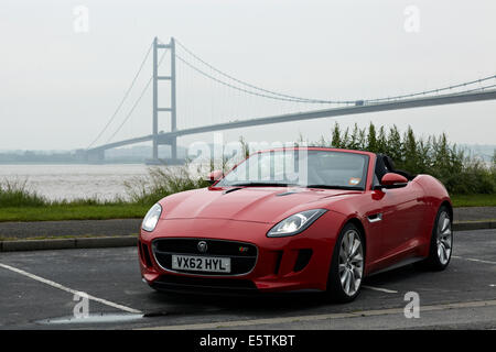 Journalist Robert Crampton Testfahrten der neuen Jaguar F-Type Mietwagen in Hull, East Yorkshire. Stockfoto