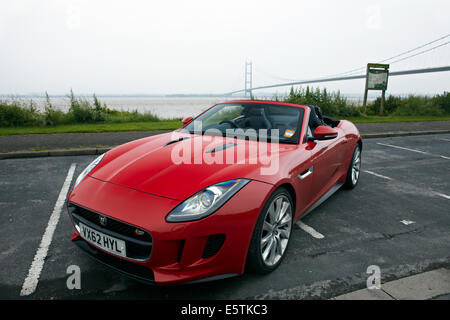 Journalist Robert Crampton Testfahrten der neuen Jaguar F-Type Mietwagen in Hull, East Yorkshire. Stockfoto