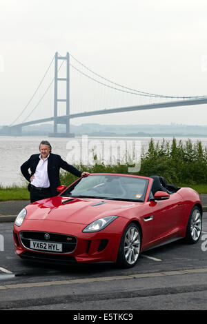 Journalist Robert Crampton Testfahrten der neuen Jaguar F-Type Mietwagen in Hull, East Yorkshire. Stockfoto