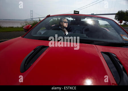 Journalist Robert Crampton Testfahrten der neuen Jaguar F-Type Mietwagen in Hull, East Yorkshire. Stockfoto