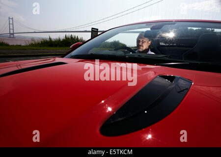 Journalist Robert Crampton Testfahrten der neuen Jaguar F-Type Mietwagen in Hull, East Yorkshire. Stockfoto