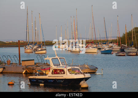 Boote, die an einem Abend im August auf dem River Stour am Christchurch Town Quay, Dorset, Großbritannien, festgemacht wurden Stockfoto