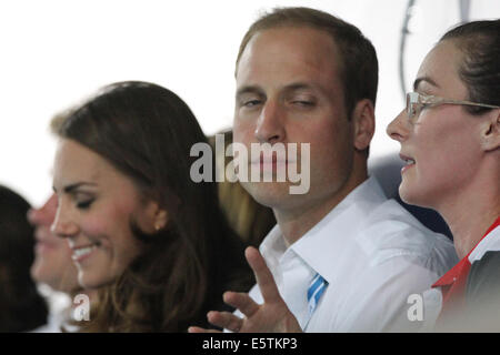 Prinzessin Catherine, Prinz William und Prinz Harry in der Menge des Tollcross International Swimming Centre, Stockfoto