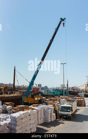 DUBAI, Vereinigte Arabische Emirate-Oktober 30: Schiff in Port Saeed am 30. November 2013 in Dubai, VAE. Die ältesten kommerziellen Hafen von Dubai Stockfoto