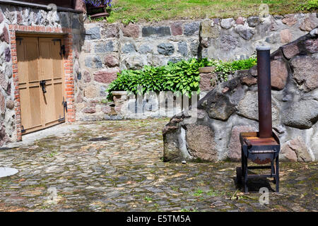 Wir laden Sie ein zu einer Grillparty in unserem alten Stein mittelalterliche Burg-Konzept Stockfoto