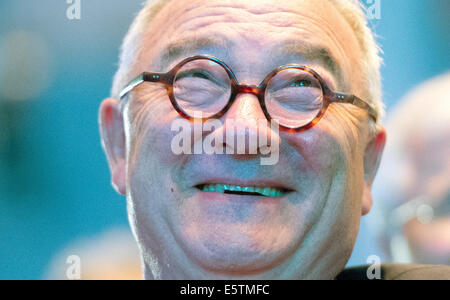 Darmstadt, Deutschland. 6. August 2014. Generaldirektor der Europäischen Space Agency (ESA), Jean-Jacques Dordain, folgt die erfolgreiche Ankunft der Roboter-Sonde "Rosetta" an den benannten Kometen bei der ESA in Darmstadt, Deutschland, 6. August 2014. Rosetta erreicht der Komet 67 P/Churyumov? Gerasimenko "im Laufe des Tages nach zehn Jahren fliegen durch den Raum. Rosetta, die Umlaufbahn des Kometen beginnt das spannende Finale der eine etwa 6 Milliarden km Reise zum Kometen, die sich mit der Raumsonde, die Landung auf dem Kometen münden soll. Foto: BORIS ROESSLER/DPA/Alamy Live-Nachrichten Stockfoto