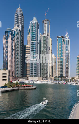 DUBAI, Vereinigte Arabische Emirate - NOVEMBER 11: Moderne Gebäude in Dubai Marina, am 11. November 2013, Dubai, Vereinigte Arabische Emirate. In der Stadt der künstlichen Kanal Stockfoto