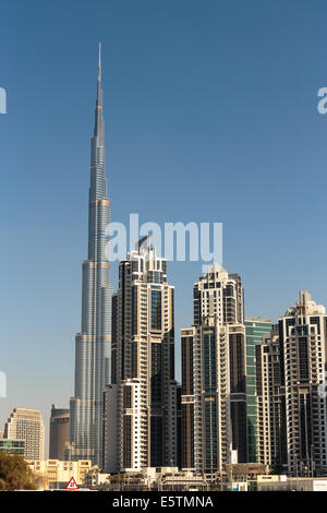 DUBAI, Vereinigte Arabische Emirate - 13 NOVEMBER: Moderne Gebäude in Dubai, am 13. November 2013, Dubai, Vereinigte Arabische Emirate. Dubai war die am schnellsten entwickelnde Stadt Stockfoto