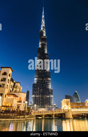 DUBAI, Vereinigte Arabische Emirate-NOVEMBER 13: Nachtansicht des Burj Khalifa - Turm das höchste der Welt am Downtown Burj Dubai am 13. November 2013 in Du Stockfoto