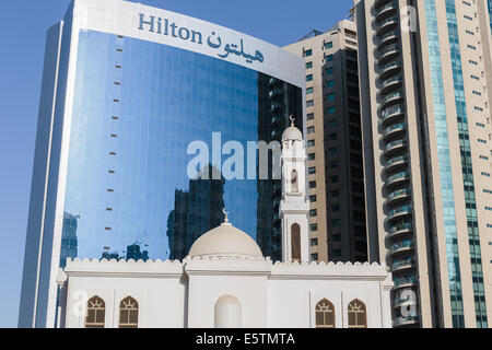 Sharjah, VAE - Oktober 28, 2013: moderne Gebäude in Sharjah. Es ist das am meisten industrialisierte Emirat in den Vereinigten Arabischen Emiraten. Stockfoto