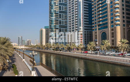 SHARJAH, Vereinigte Arabische Emirate - 28. Oktober 2013: Moderne Bauten in Sharjah. Es ist das am stärksten industrialisierten Emirat in den Vereinigten Arabischen Emiraten. Stockfoto