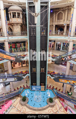 SHARJAH, Vereinigte Arabische Emirate - 29. Oktober 2013: Central Souk Mega Mall am Dezember 2001 eröffnet und zu einem der führenden Einzelhandels- und d Stockfoto