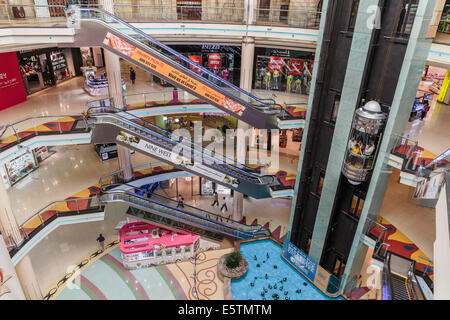 Sharjah, VAE - Oktober 29, 2013: Central Souq Mega Mall eröffnet im Dezember 2001 und zu einem der führenden Handelsunternehmen und Freizeit d Stockfoto