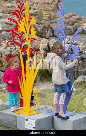 Kinder spielen auf einem Natur-statue Stockfoto